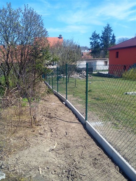 Montáž plotu okolo zahrady rodinného domu v Křižanově
