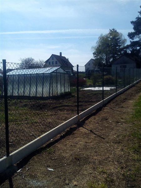 Montáž plotu okolo zahrady rodinného domu v Křižanově