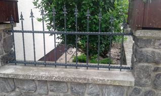 Kovaná brána a plot k rodinnému domu
